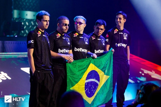 TCL英雄联盟主题狂欢点燃魔都激情盛宴